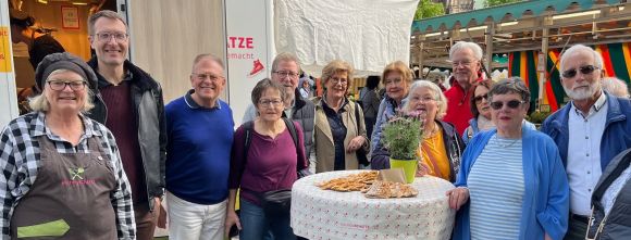 Gäste während einer Stadtführung auf dem Markt in Münster