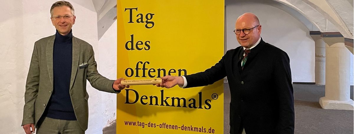 Markus Lewe und Dr. Steffen Skudelny bei der Übergabe des Staffelstabes zum Tag des offenen Denkmals 2023