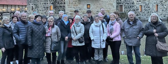 Reisegruppe vor der Burg Vischering